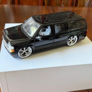 Jada Toys Dub City Black Chevrolet 2000 Saburban street low Diecast model 1:24